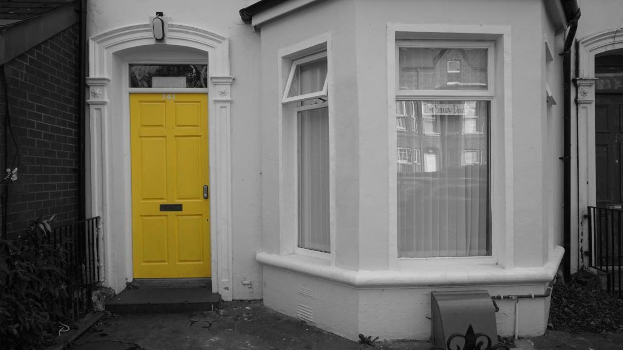 Big Yellow Door In Queens Quarter Белфаст Екстериор снимка